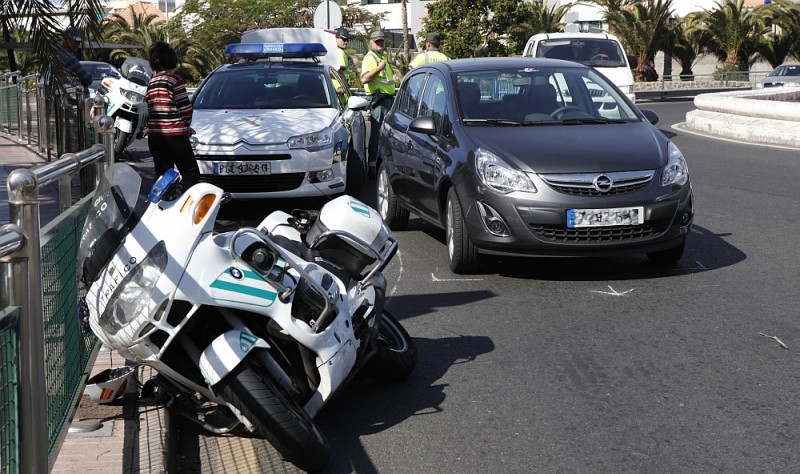 Un turista arroya a un agente de la Guardia Civil de Tr�fico