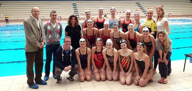 La selecci�n suiza de nataci�n prepara el europeo en Vecindario