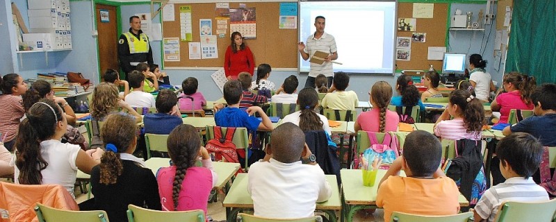 Santa Luc�a ense�a en los colegios el buen uso de animales en espacios p�blicos