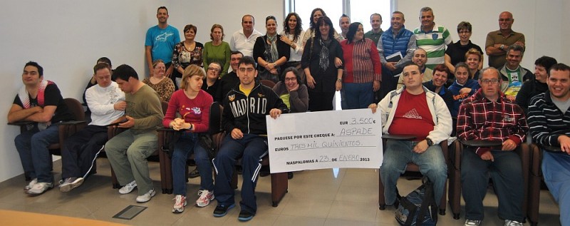 Trabajadores de Urbaser entregan la recaudaci�n de los calendarios solidarios a ASPADE