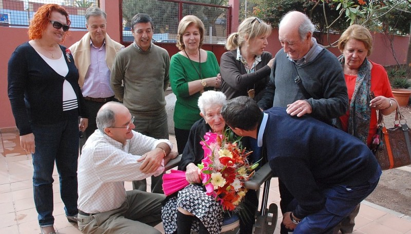 La centenaria Teresa de Armas recibe la visita del alcalde Silverio Matos en su 105 cumplea�os