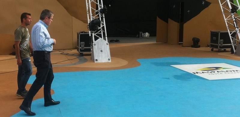 Marco Aurelio P�rez  supervisa el escenario del Carnaval �Planeta Maspalomas�