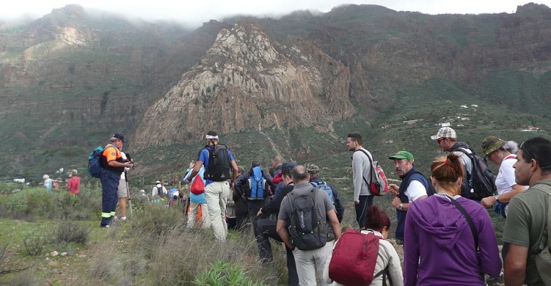 El Ayuntamiento dota de un desfibrilador al programa municipal de senderismo