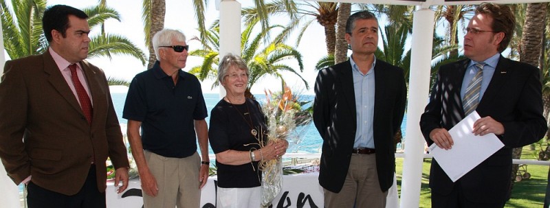 Mog�n rinde homenaje a una pareja de turistas suecos 