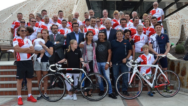 Claudio Chiappucci y Eros Poli eligen la isla para entrenar junto a un grupo de m�s de 60 cicloturistas italianos