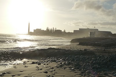 El primer temporal del sur deja al descubierto la fragilidad de la playa de Maspalomas