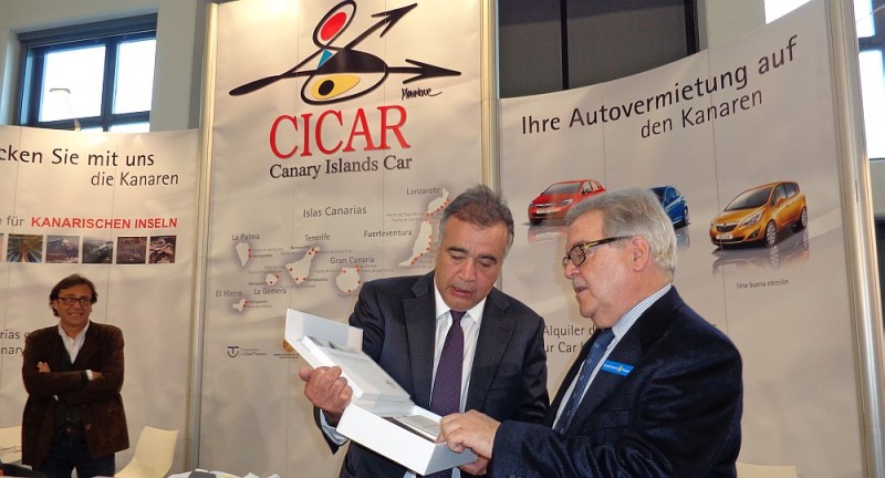Bravo de Laguna recibe la audio gu�a  de las Islas Canarias de CICAR en alem�n