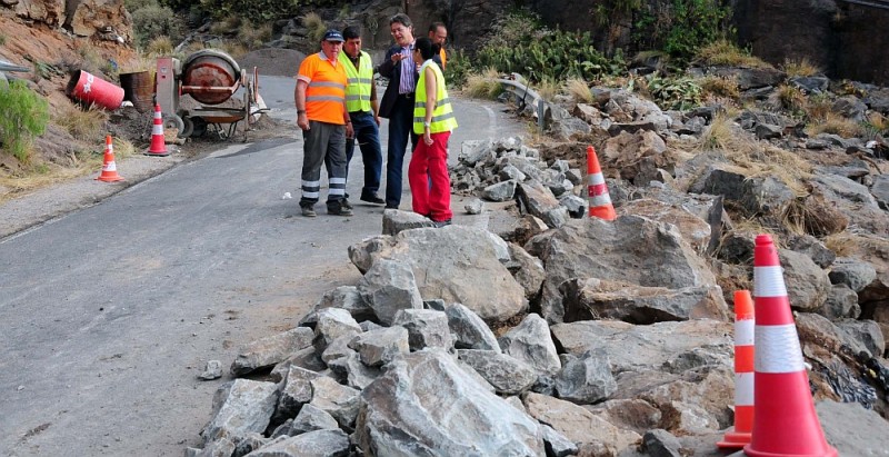 El Ayuntamiento protege con un muro la carretera de acceso a Monta�a La Data Baja