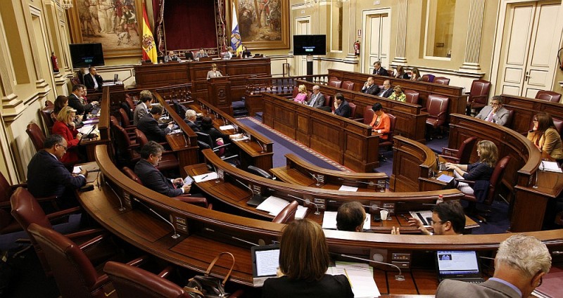 El Parlamento de Canarias reclama las bonificaciones a�reas