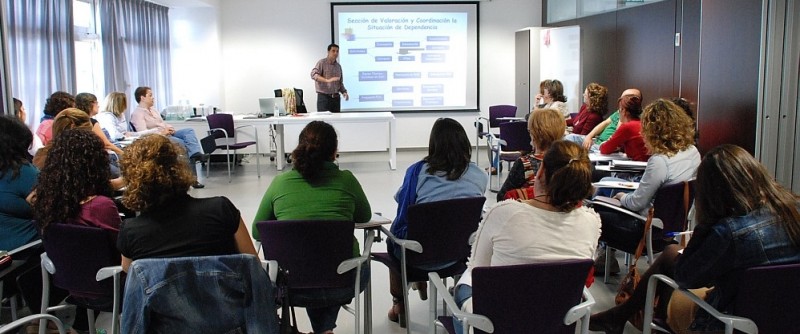 El Gobierno re�ne a trabajadores sociales del sur