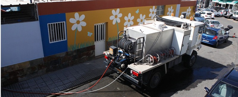 Limpian  a fondo la Guarder�a de Arguineguin y cambian el techo de planchas