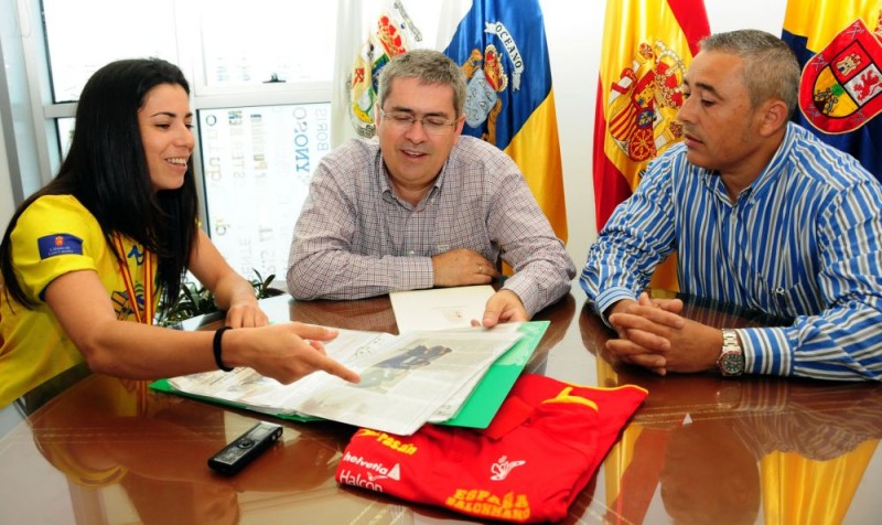 El alcalde felicita la trayectoria de la deportista Tiddara Trojaola