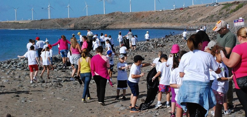 Alumnos del CEIP Ansite limpian   Bah�a de Formas 