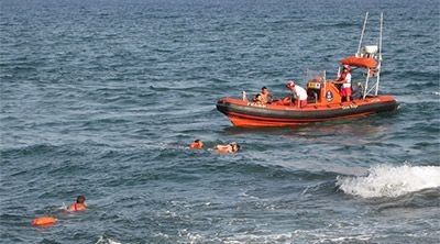 Rescatan a tres personas en apuros en la Playa de las Burras