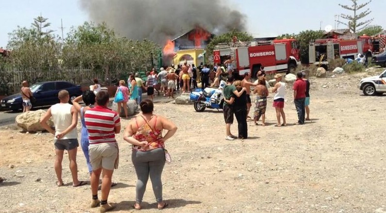 Cuatro viviendas arrasadas y dos personas leves  en el incendio del  camping  de Pasito Blanco