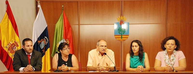  La I Feria del Libro Solidario en Santa Luc�a