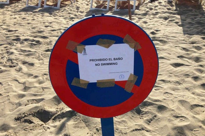 Playa del Ingl�s cerrada al ba�o por vertidos de aguas residuales