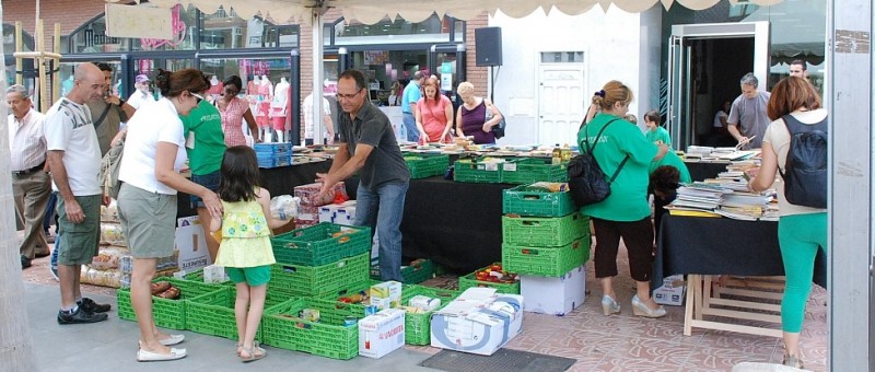 Cruz Roja y C�ritas Santa Luc�a reparten los alimentos que dej� la Feria del Libro Solidario