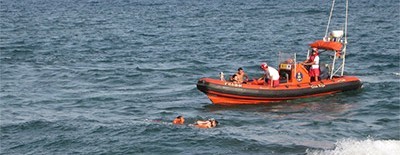 Cruz Roja rescata del agua a un joven Ingl�s en apuros en Maspalomas