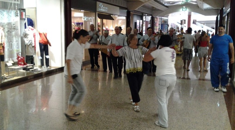 Gran acogida de la I Feria Artesanal y Jornadas de la Tapa en Centro Comercial Bellavista