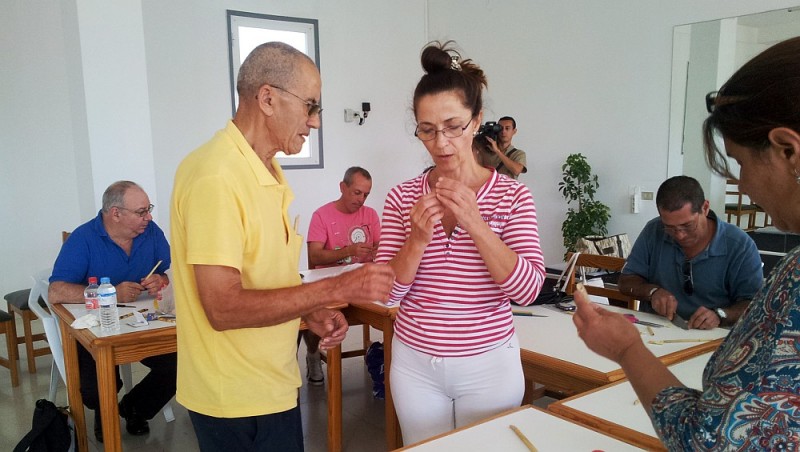 �El Pichi� ense�a a fabricar pitos y flautas de ca�a en Maspalomas