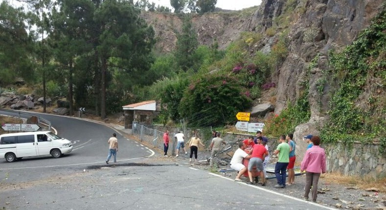 Vecinos de Tunte retiran vallas y carteles y abren la GC-60 de acceso al pueblo 