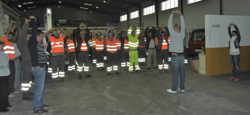 Maspalomas aplica gimnasia preventiva contra los riesgos laborales y las bajas m�dicas