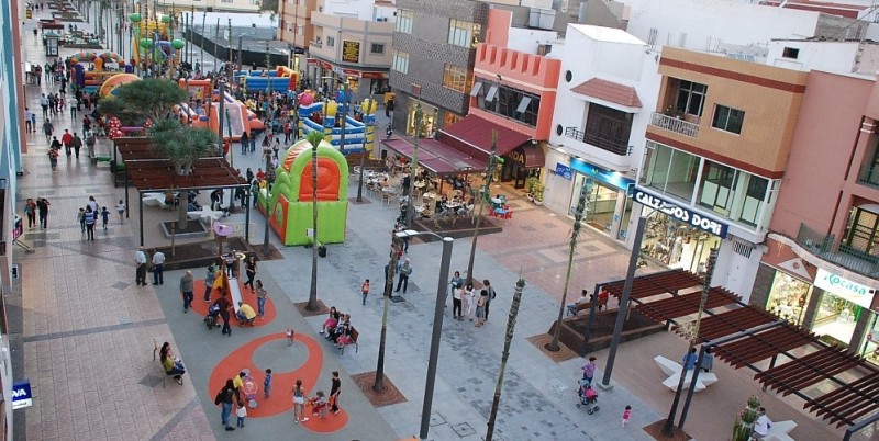 La zona peatonal de la Avenida de Canarias acoge el I Encuentro de Ajedrez
