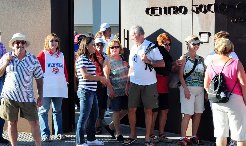 Los  mayores re�nen 200 kilos de comida en su I Caminata Solidaria