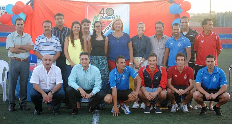 M�s de 200 personas conmemorando el 40 aniversario del C.F. Ansite