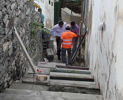 Rehabilitan una escalera tur�stica abandonada en Playa del �guila  