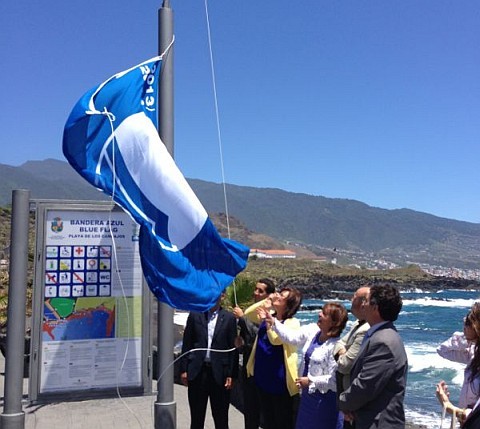 Mog�n iza las tres banderas azules que reconocen la calidad de sus costas