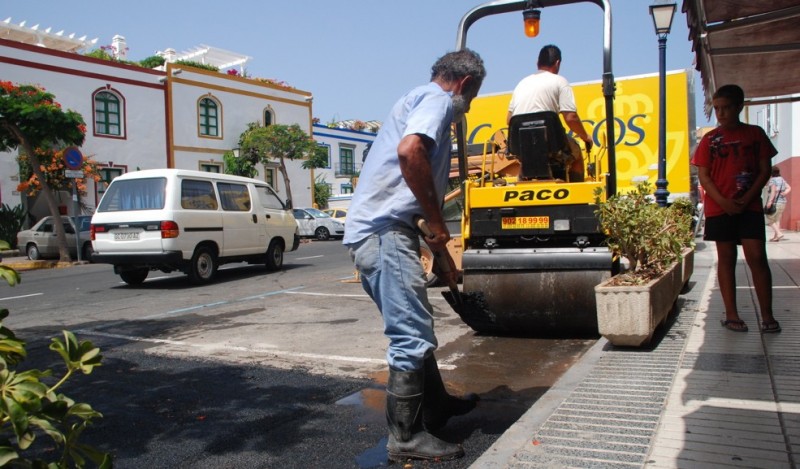 El Ayuntamiento de Mog�n repara el asfalto de la Avenida del Castillete 