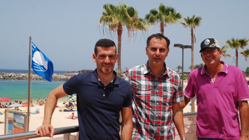 Mog�n iza las Banderas Azules en la Playa de Amadores, Playa de Mog�n y el Puerto de Mog�n