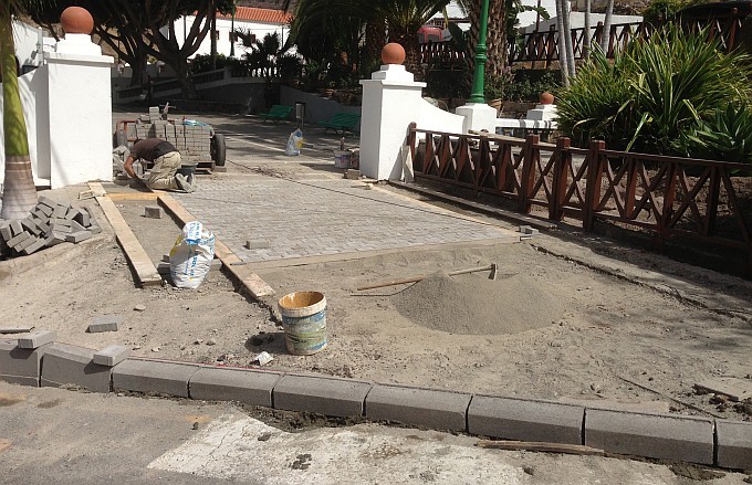 La Plaza de Veneguera renueva su imagen