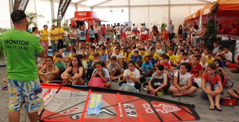 Jovenes de Santa Luc�a visitan la Gran Canaria Wind&Waves de Pozo