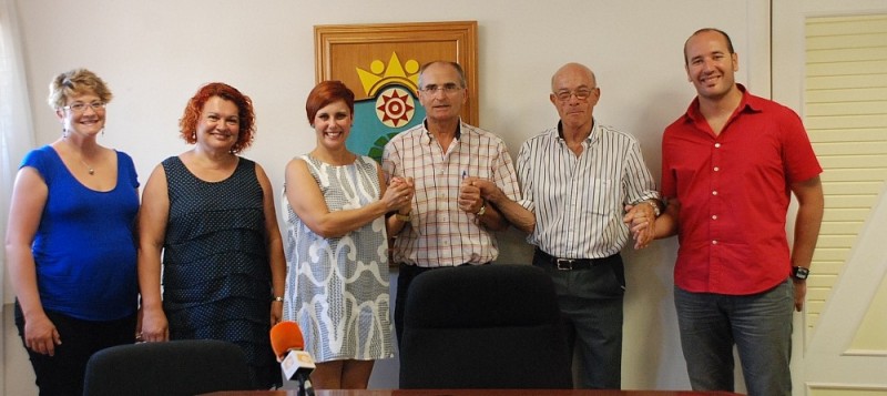 Santa Luc�a firma los convenios de ayudas con Asdownsur y la Asociaci�n Sol y Viento