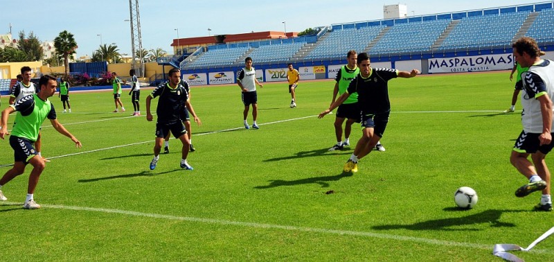 La UD Las Palmas se estrena este  domingo  en Maspalomas.