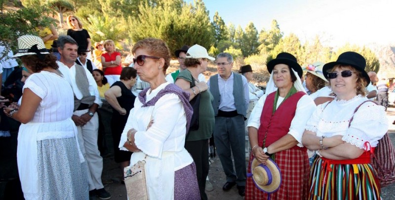 Miles de personas participan en la Romer�a de Santiago el Chico