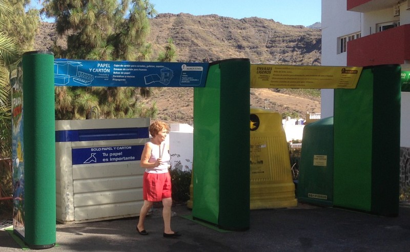 Mog�n ense�a la forma correcta de reciclar