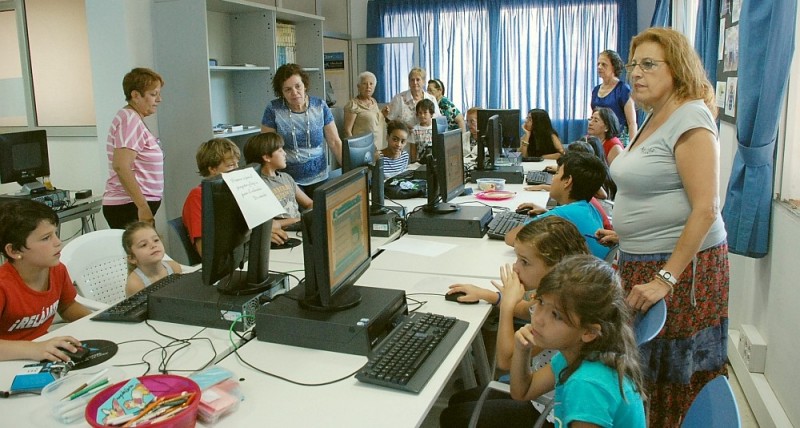 Mayores y ni�os de Santa Luc�a celebran el D�a del Abuelo