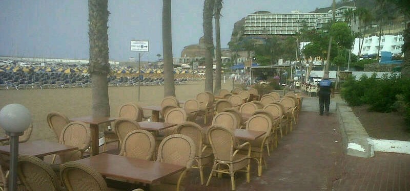 Mog�n retira elementos ilegales que ocupan el dominio p�blico en las playas