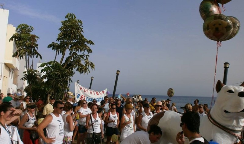 Recogen firmas para modificar la Ordenanza Municipal de animales en Ag�imes