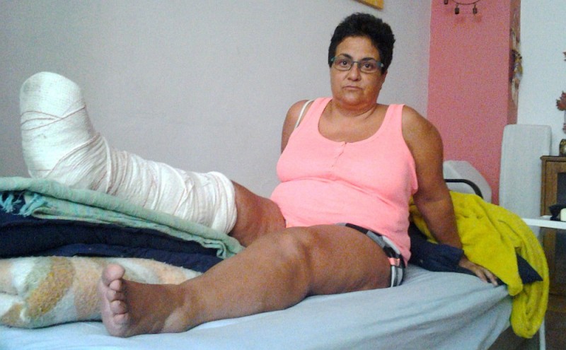 Se parte el peron� durante la fiesta de La Rama al ser �empujada� por un Polic�a Local de Agaete 