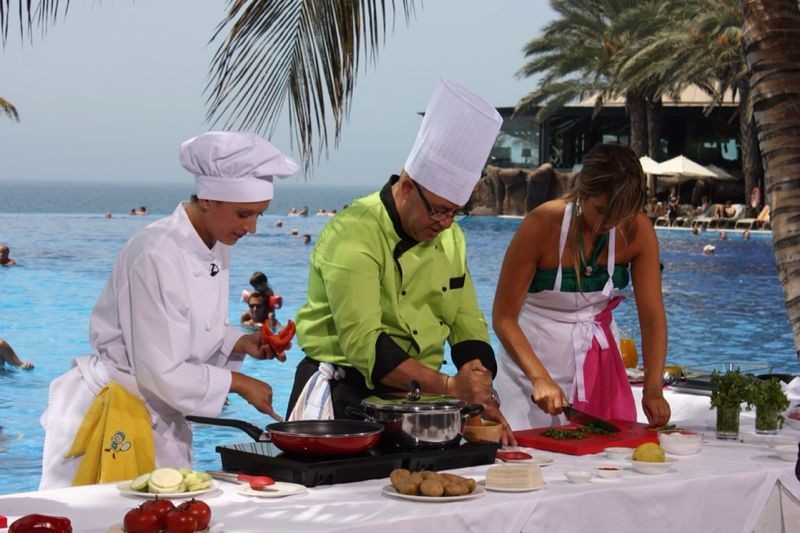 Un cocinero de Maspalomas prepara un medregal para toda Espa�a