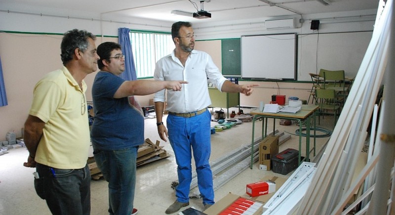 Renuevan la instalaci�n el�ctrica e inform�tica del Centro de Adultos de Vecindario