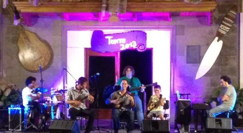 Germ�n L�pez llena de riqueza r�tmica y tradici�n con el timple la Villa Tirajanera