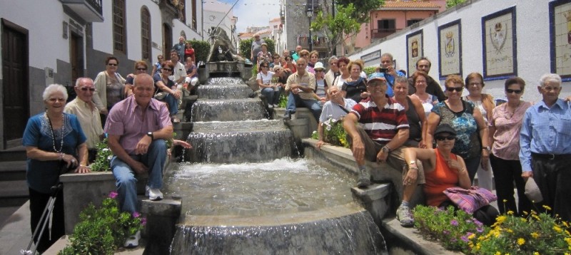Santa Luc�a lleva a un centenar de mayores a la f�brica de chocolates Tirma