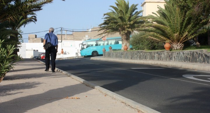 A concurso la pavimentaci�n de la acera de acceso a Aldea Blanca