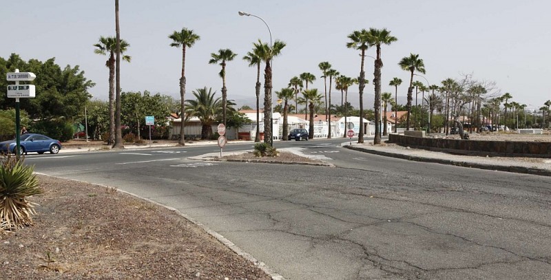 Reasfaltan las avenidas del Campo Internacional de Maspalomas